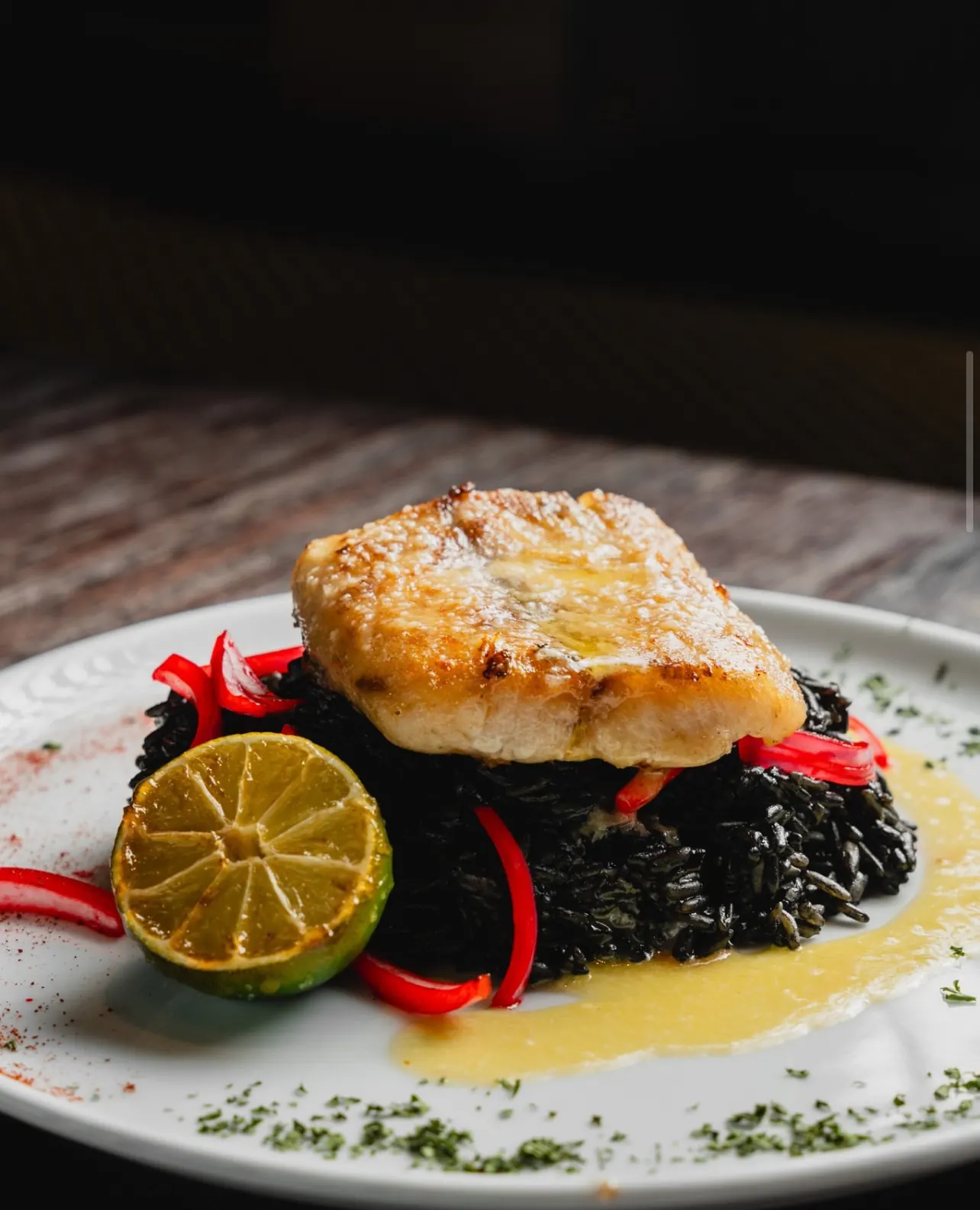 Corvina sobre arroz negro de TOBU
